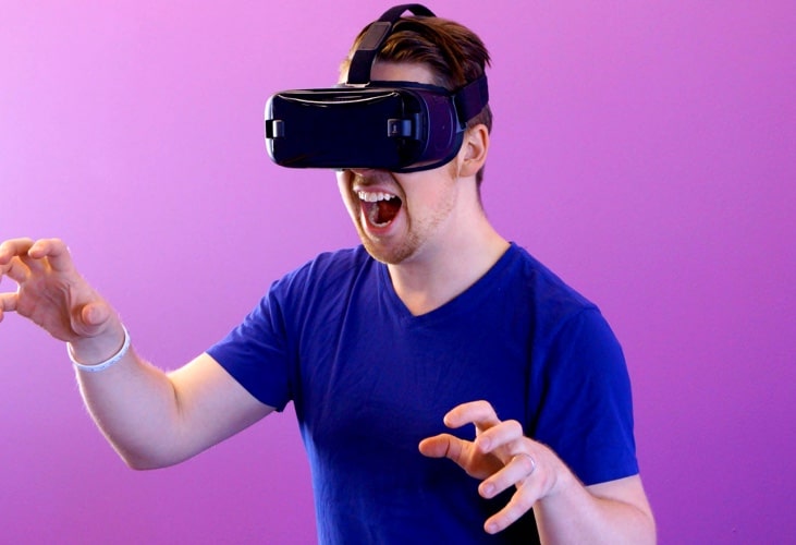 Man using vr glasses